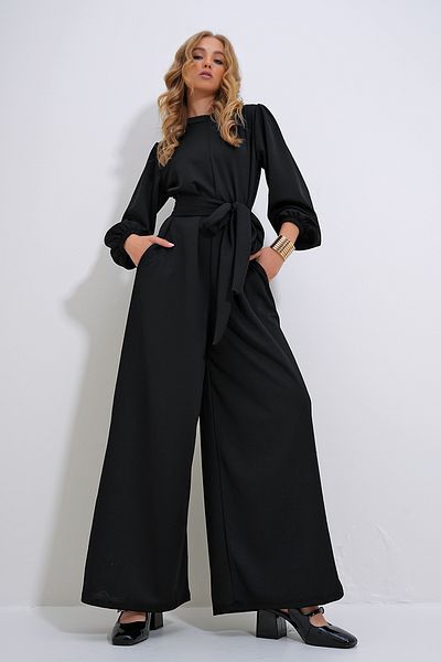 Trend Alaçatı Stili Schwarzer Jumpsuit mit Stehkragen und Reißverschluss hinten sowie Prinzessinnen-Ärmeln und Gürtel in der Taille für Damen ALC-X12041