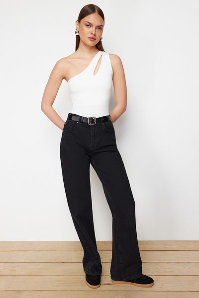 Trendyol Collection Weißer Strickbody mit Cut-Out-Details und Druckknopfverschluss, TWOSS23BD00014