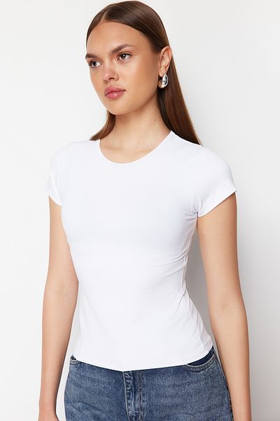 Trendyol Collection Rundhals-Kurzarm-T-Shirt aus Polyamid-Strick - Tailliert, Weiß TWOSS24TS00238