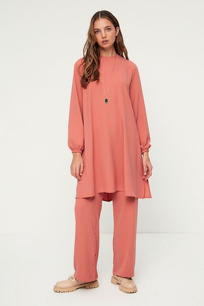 Trendyol Modest Gewebtes Aerobin-Tunika-Hosen-Set mit elastischen Ärmeln und weitem Bein von Dried Rose TCTSS22US0023