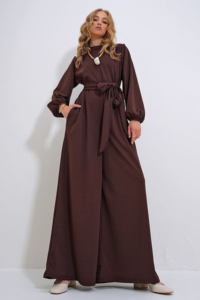 Trend Alaçatı Stili Brauner Jumpsuit mit Stehkragen und Reißverschluss auf der Rückseite sowie Prinzessinnen-Ärmeln und Gürtel in der Taille für Damen ALC-X12041