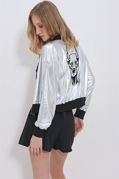 Trend Alaçatı Stili Silberne Damen-Bomberjacke mit Reißverschluss, Metallic-Effekt und bestickter Rückseite ALC-X11364