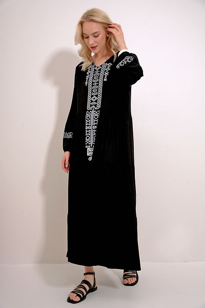 Trend Alaçatı Stili Schwarzes Damenkleid aus Viskose mit V-Ausschnitt, ethnischem Muster, Rock und Volant ALC-X12083