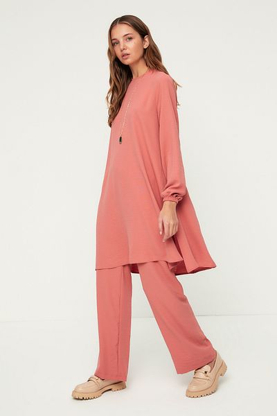 Trendyol Modest Gewebtes Aerobin-Tunika-Hosen-Set mit elastischen Ärmeln und weitem Bein von Dried Rose TCTSS22US0023