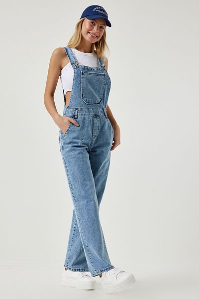Happiness İstanbul Hellblauer Damen-Jumpsuit aus Denim mit weiten Taschen und Gärtner-Print RV00162