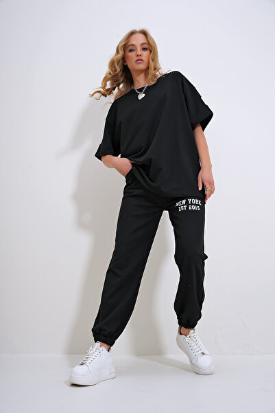 Trend Alaçatı Stili Schwarzes Set aus bedrucktem T-Shirt und Jogginganzug mit Rundhalsausschnitt für Damen ALC-X12204