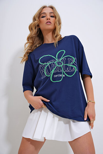 Trend Alaçatı Stili Női sötétkék legénynyakú bolyhos nyomott póló ALC-X12080