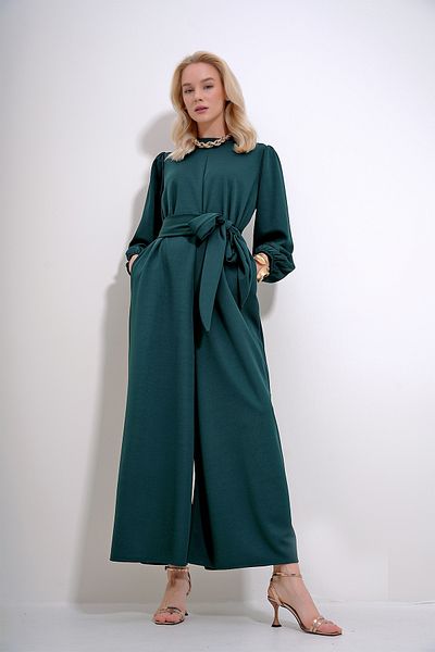 Trend Alaçatı Stili Smaragdgrüner Jumpsuit für Damen mit Stehkragen, Reißverschluss hinten und Prinzessinnen-Ärmeln und Gürtel in der Taille ALC-X12041