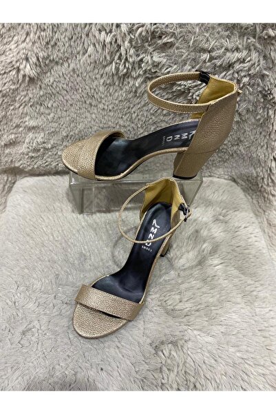 Aysun Ayakkabı حذاء نسائي ذو شريط واحد من الجلد الخارجي بلون ذهبي