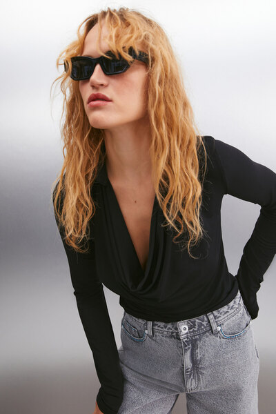 GRIMELANGE Damska bluzka Aurora Degaje z kołnierzykiem koszuli, zwiewną, piaskową tkaniną, w kolorze czarnym