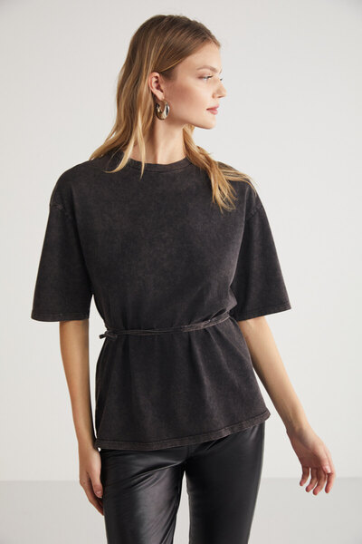 GRIMELANGE NARUTO dámské tričko s výstřihem ze 100% bavlny tmavě hnědé s efektem praní a detailem kravaty