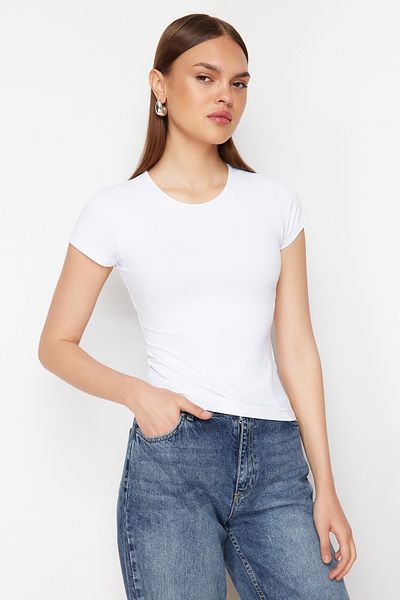 Trendyol Collection Rundhals-Kurzarm-T-Shirt aus Polyamid-Strick - Tailliert, Weiß TWOSS24TS00238