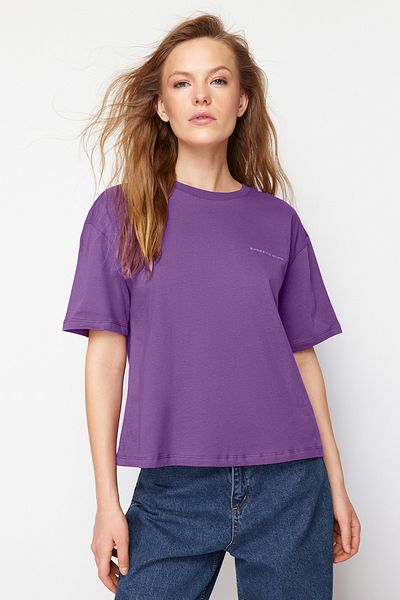 Trendyol Collection Lila, bedrucktes Strick-T-Shirt aus 100 % Baumwolle, entspannte/bequeme Passform, TWOSS24TS00172