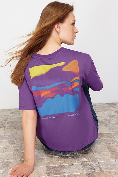 Trendyol Collection Lila, bedrucktes Strick-T-Shirt aus 100 % Baumwolle, entspannte/bequeme Passform, TWOSS24TS00172