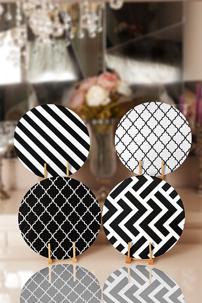 Realhomes 4-Piece Black and White Geometric Drawing Placemat & Supla