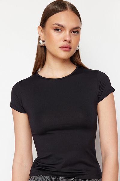 Trendyol Collection Schwarzes tailliertes T-Shirt aus Polyamid mit Rundhalsausschnitt - TWOSS24TS00238