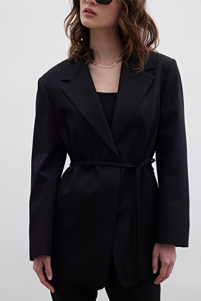 Manuka Sako s černým páskem a rovným zapínáním