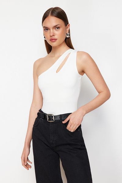 Trendyol Collection Weißer Strickbody mit Cut-Out-Details und Druckknopfverschluss, TWOSS23BD00014