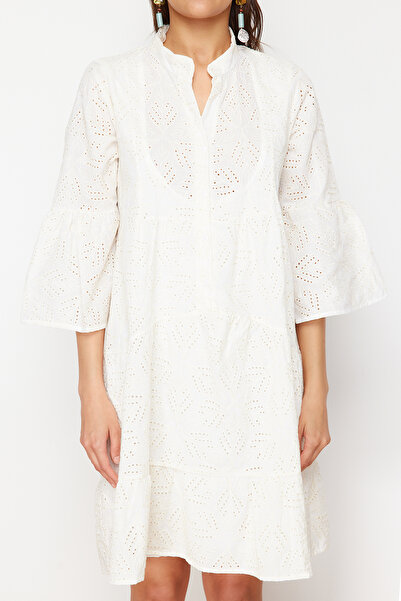 Kolekcia Trendyol Biele mini plážové šaty TBESS24EL00156