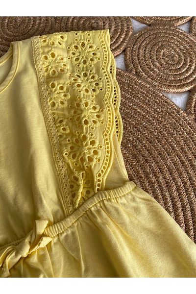 Miniworld girl lace dress