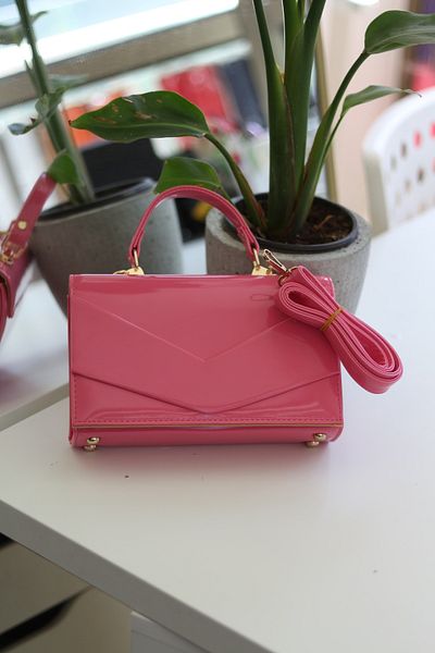 Moom Bag Γυναικεία τσάντα ώμου φούξια λουστρίνι - με θήκη φακέλου και λαβή