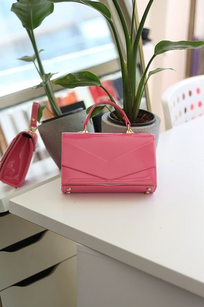 Moom Bag Γυναικεία τσάντα ώμου φούξια λουστρίνι - με θήκη φακέλου και λαβή