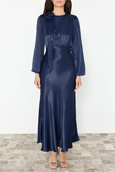 Trendyol Modest Navy Blue Rose Detailní Tkané saténové večerní šaty pro zvláštní příležitost TCTSS24DB00043