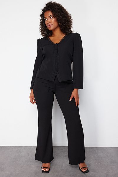 Trendyol Curve Schwarze Spitzenbluse mit V-Ausschnitt in Übergröße – geknöpft, gewebt – TBBSS24AF00091