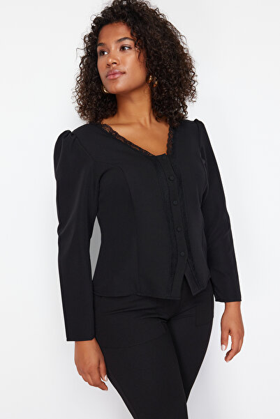 Trendyol Curve Μπλούζα V-Neck Μαύρη Δαντέλα Plus Size - Κουμπωτό, Υφαντό - TBBSS24AF00091
