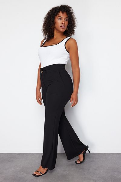 Trendyol Curve Schwarze, taillierte, detaillierte, ausgestellte Strickhose mit hoher Taille in Übergröße TBBSS24AR00030