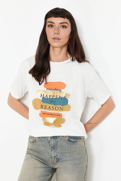 Trendyol Collection Tricou tricotat cu slogan imprimat cu folie albă cu croiala normală/normală TWOSS24TS00275