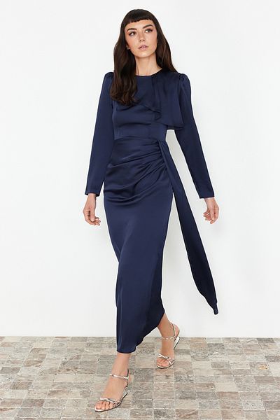 Trendyol Modest Detailní saténové večerní šaty v námořnické modré barvě TCTAW24DB00004