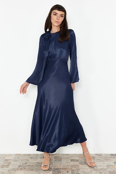 Trendyol Modest Navy Blue Rose Detailní Tkané saténové večerní šaty pro zvláštní příležitost TCTSS24DB00043