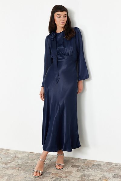 Trendyol Modest Navy Blue Rose Detailní Tkané saténové večerní šaty pro zvláštní příležitost TCTSS24DB00043