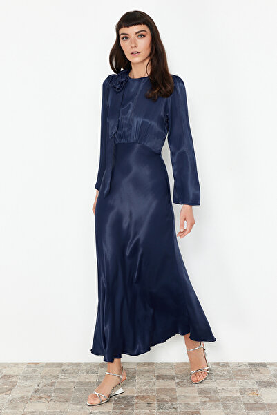 Trendyol Modest Navy Blue Rose Detailní Tkané saténové večerní šaty pro zvláštní příležitost TCTSS24DB00043