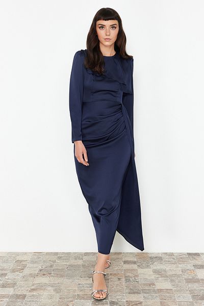 Trendyol Modest Detailní saténové večerní šaty v námořnické modré barvě TCTAW24DB00004