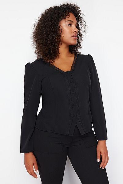 Trendyol Curve Schwarze Spitzenbluse mit V-Ausschnitt in Übergröße – geknöpft, gewebt – TBBSS24AF00091