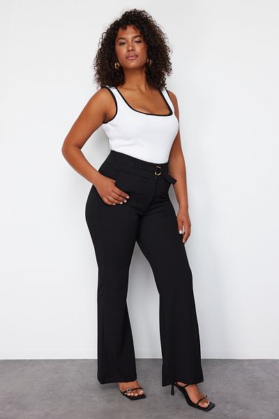 Trendyol Curve Schwarze, taillierte, detaillierte, ausgestellte Strickhose mit hoher Taille in Übergröße TBBSS24AR00030