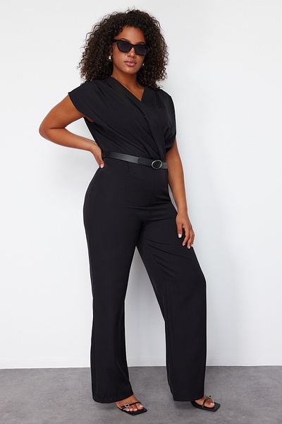 Trendyol Curve Schwarzer gewebter Jumpsuit mit Gürtel TBBSS24BG00003