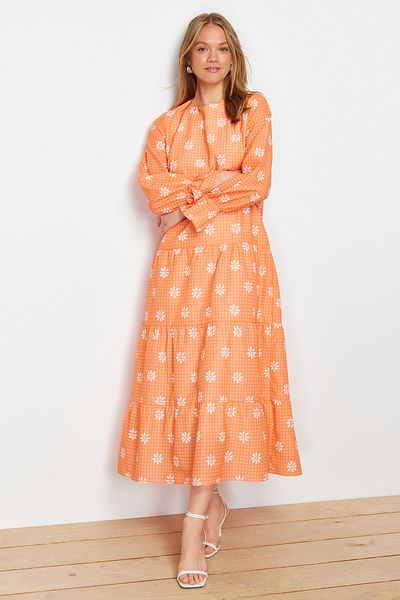 Trendyol Modest Orangefarbenes gewebtes Kleid mit floralem Muster an Ärmeln und Gummidetails TCTSS21EL3441