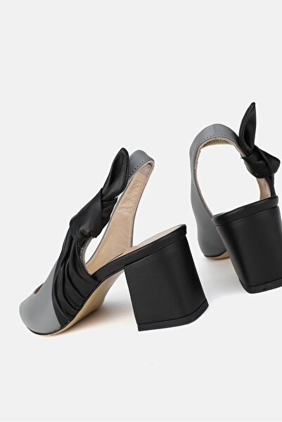 TUNAELLİ KADIN GRİ SİYAH HAKİKİ DERİ 35-41 NUMARA TOPUKLU ARKA AÇIK AYAKKABI