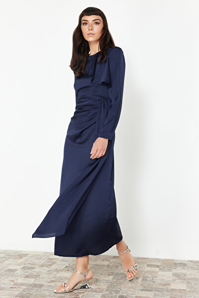 Trendyol Modest Sötétkék kendő részletes szatén estélyi ruha TCTAW24DB00004