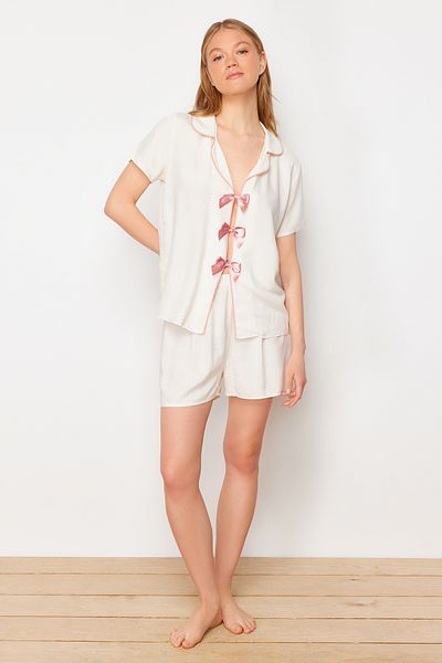 Trendyol Collection Gewebtes Pyjama-Set mit weißem Band/Schleife und Paspelierung, Viskose-Shorts THMSS24PT00290