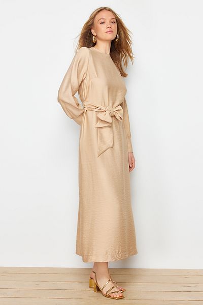 Trendyol Modest Hellbraunes Kleid in Leinenoptik mit breitem Gürtel, Reißverschluss und Manschetten TCTSS23EB00219