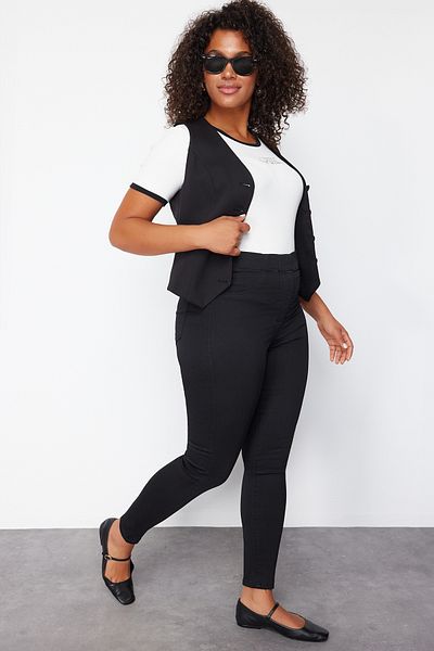 Trendyol Curve Schwarze, extra flexible Röhrenjeans im Strumpfhosen-Look TBBSS24CJ00034
