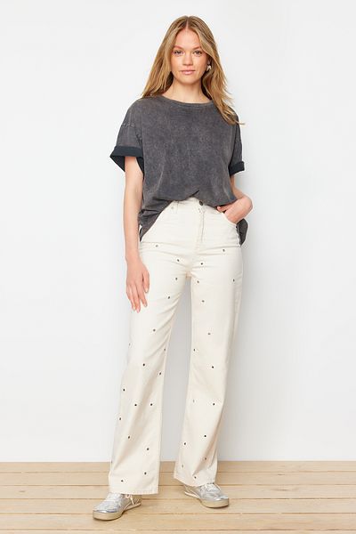 Trendyol Collection Weiße, gerade Jeans mit hoher Taille - Vogelaugen-Detail TWOSS24JE00309