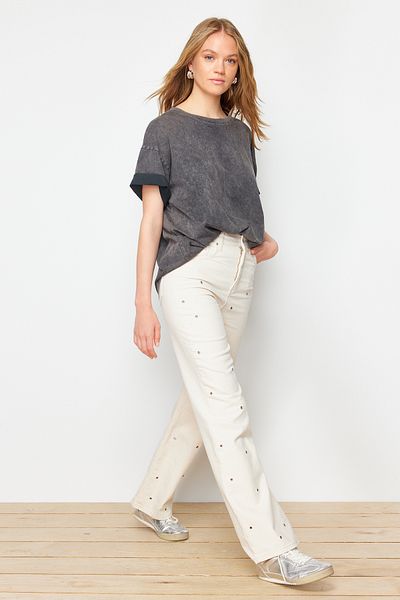 Trendyol Collection Weiße, gerade Jeans mit hoher Taille - Vogelaugen-Detail TWOSS24JE00309