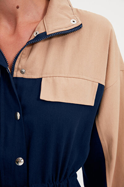 Trendyol Collection Detailní tkaný overal s kravatou v námořnické modré TWOAW21TU0011