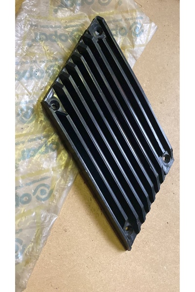 OPAR MURAT 131  TOFAŞ  ARKA SOL ÇAMURLUK YAN  HAVALANDIRMA  IZGARASI ESKİ ÜRETİM