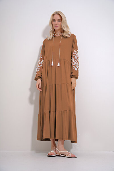 Trend Alaçatı Stili Kadın Karamel Hakim Yaka Kolları Flok Baskılı Kat Kat Volanlı Viskon Elbise ALC-X12085